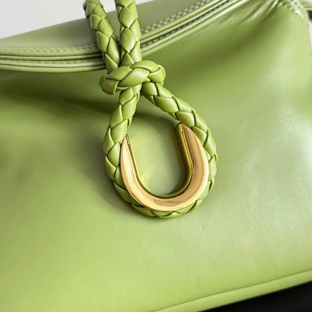 Batch 1520 BOTTEGA VENETA 2025 women's mini LIBERTA crossbody bag, the smallest size is shipped! ! Summer is here, how can you go out and play without a small bag? The "Freedom" series has the advantage of not being picky about seasons. I really like it. A small bag with a generous temperament is an indispensable item for every girl to perfectly adapt to the variety of summer outfits. The high-quality leather reveals a delicate luster. The U-shaped high-quality hardware design is enlarged in this size, which is the finishing touch. Whether it is attending a banquet or daily travel, it can show off the taste. Style No.: 826147 Size: 24*15.5*5cm